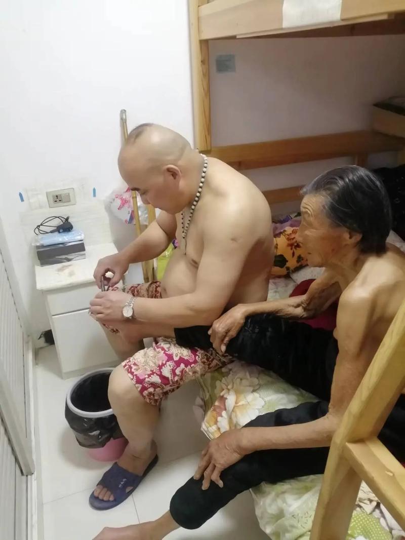 老年人就不应该与年轻人尤其是儿媳妇同居一室，相互都不方便。但不具备条件必须同处