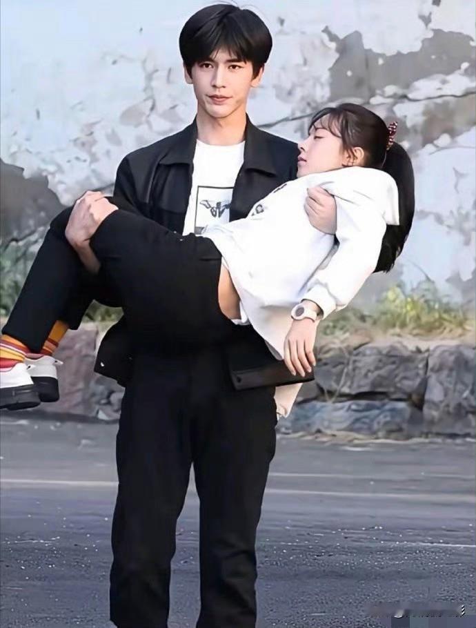 张凌赫的公主抱反差感真的太绝了！抱赵今麦时像拎着个软乎乎的小朋友，动作轻松又宠溺