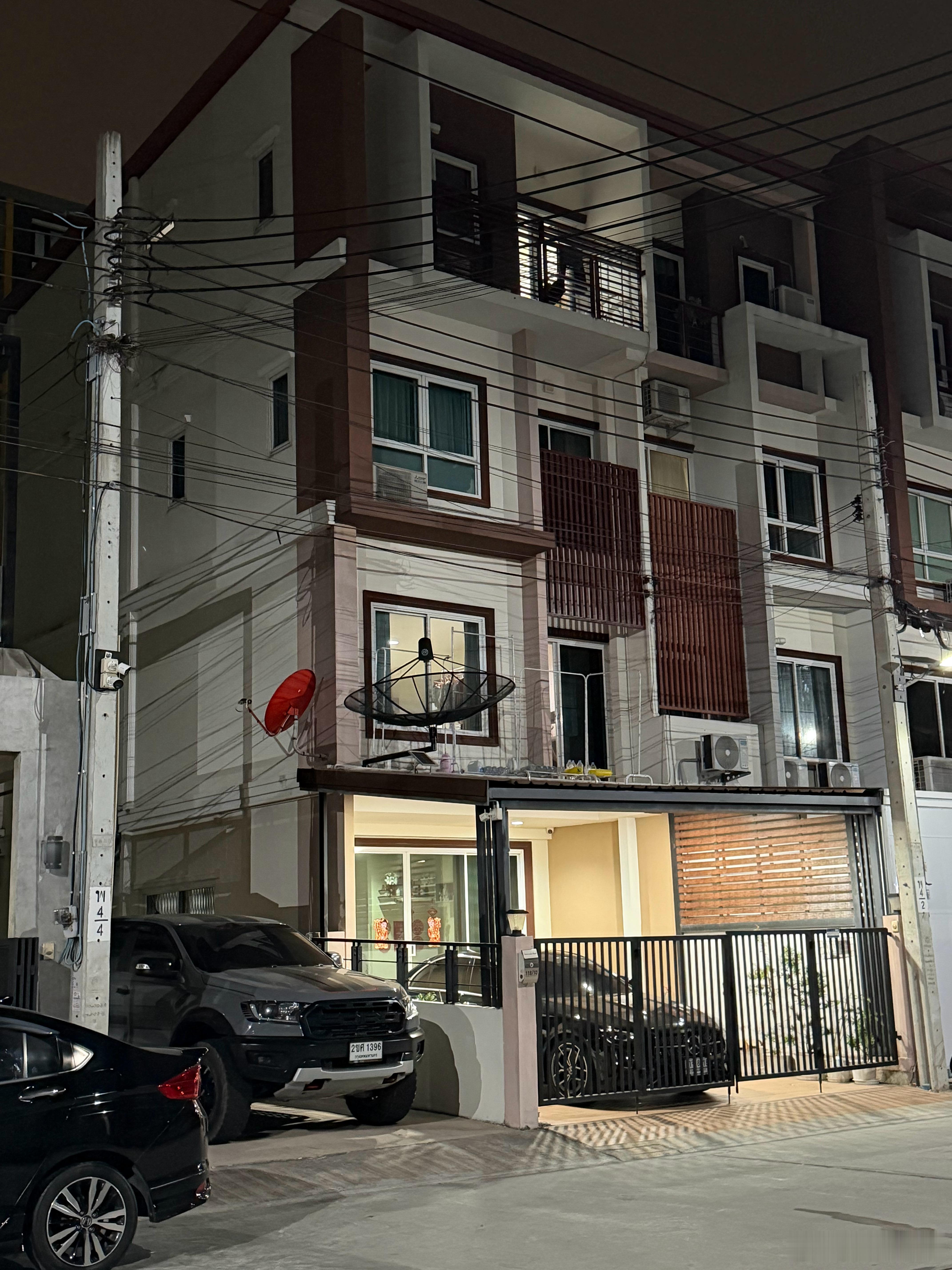 在曼谷这一栋楼100万人民币，4层，相当不错，还是个小联排洋房