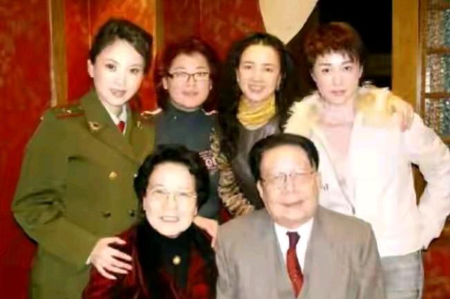 何晴生前的好友真的都是大名鼎鼎的星和腕，有陶慧敏，傅艺伟，还有夏菁。还有很多很多