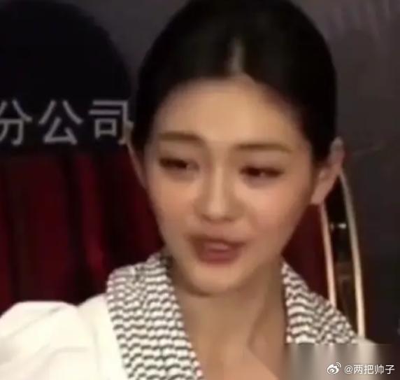 大S早年在面对记者采访的时候，真的很聪明，一旁的任贤齐都忍不住露出欣赏的表情！