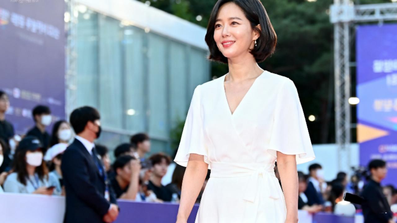 青龙奖红毯大翻车！玄彬油头能炒菜，孙艺珍脸僵，宋慧乔缺席却赢麻了11月19