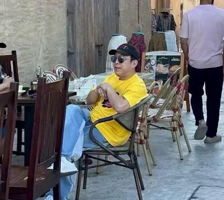 黄渤这趟中东度假，简直是现实版《人在囧途》的完美通关攻略。大年初六，迪拜街头，