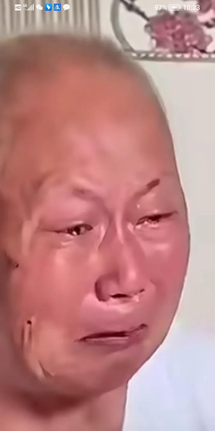 泪奔，妻子得绝症，丈夫四处奔波求医，也没看好妻子的病，妻子去世了，丈夫回到家中看