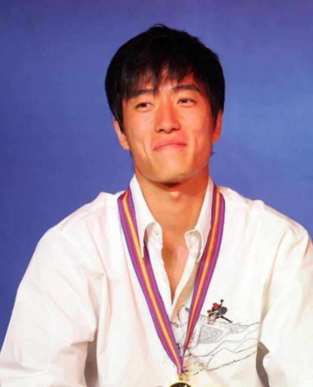 2004年刘翔跨栏夺冠后，开发商送他一套225万的房子，他豪气地送给教练，不料，