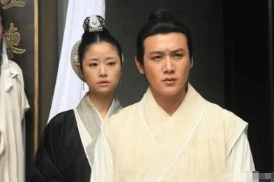 1074年，40岁的苏轼游览西湖，偶遇了一名才12岁的歌妓，被她的美貌折服，便将