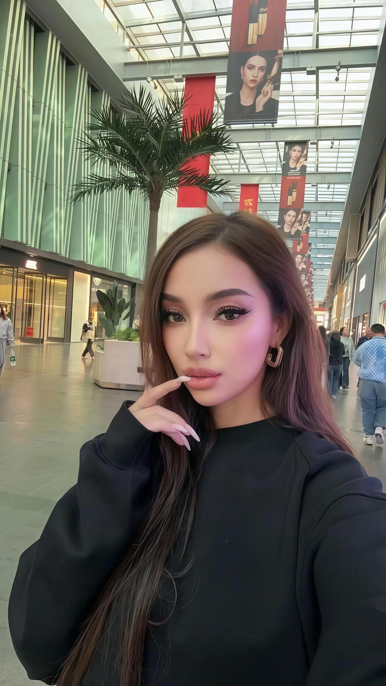 眼神比唇先落吻