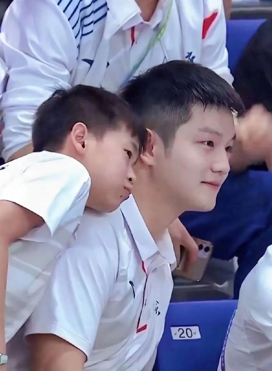 2021年西安全运会看台上那张合照，现在翻出来还是让人眼眶发热。14岁的全