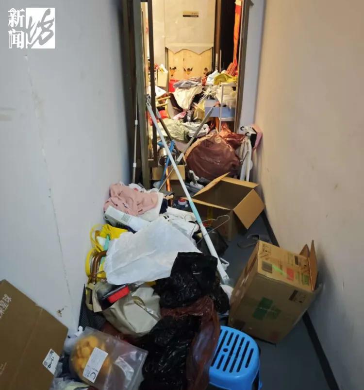 “勤俭节约？”上海黄浦区，一位独居老人住着价值3600万的豪宅，屋内却堆满了各式