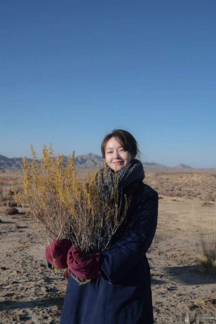 张佳宁好特别的杀青捧花哟呵！张佳宁杀青照那捧花独特得很，演的张丽慧从学法跑到西北