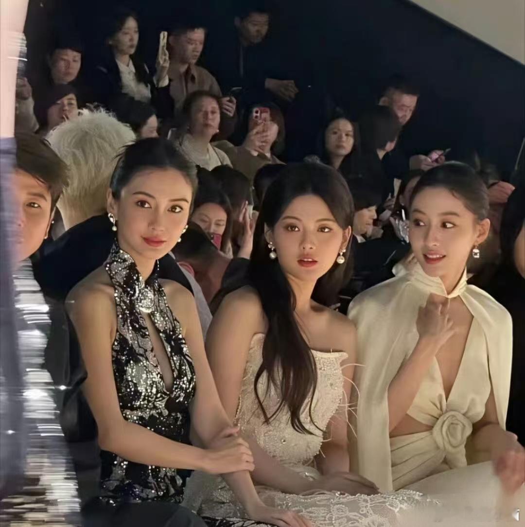 年轻还‎真是资本，杨超越‎往人堆‏里一⁠站，那颜值一‏下就跳‎‏出来了。