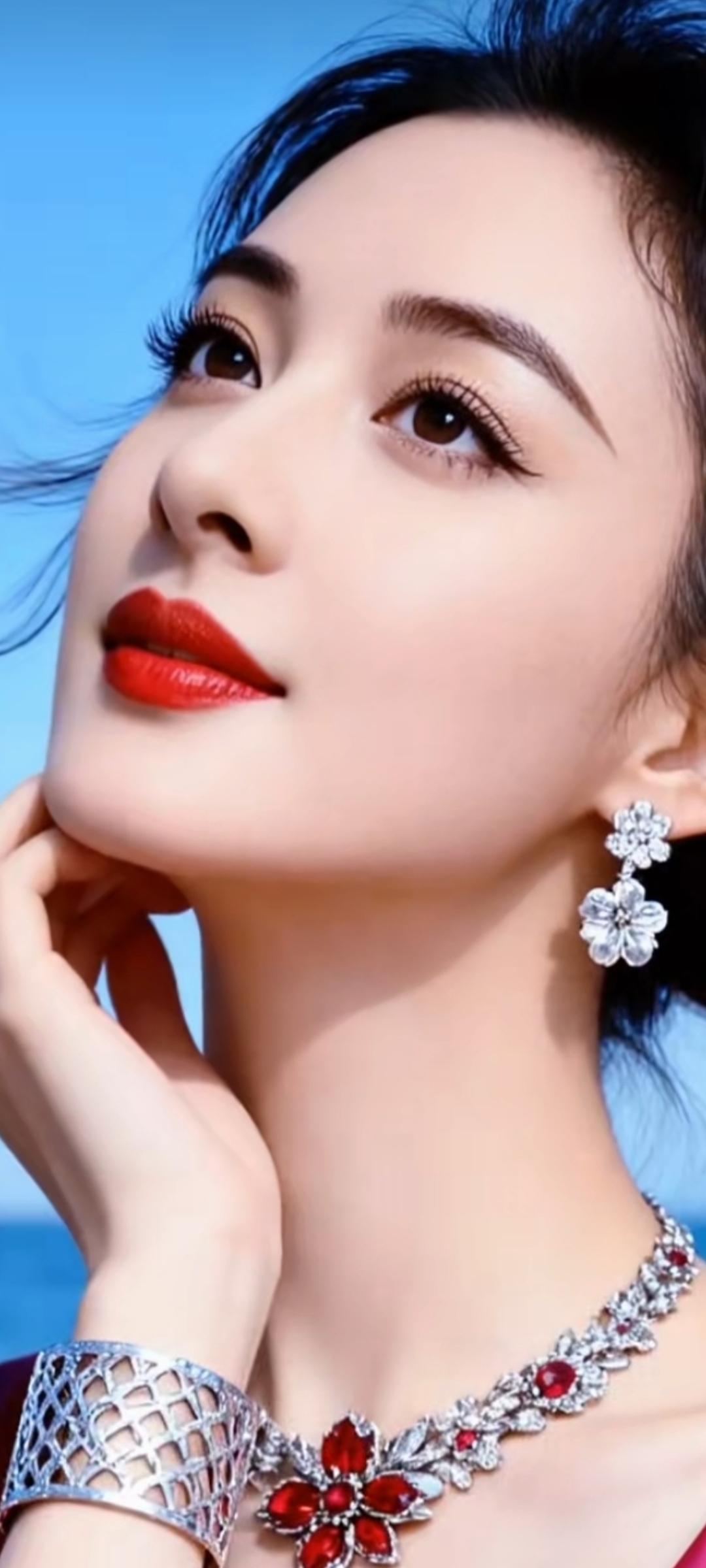 这美女配饰好华丽，妆容也精致！