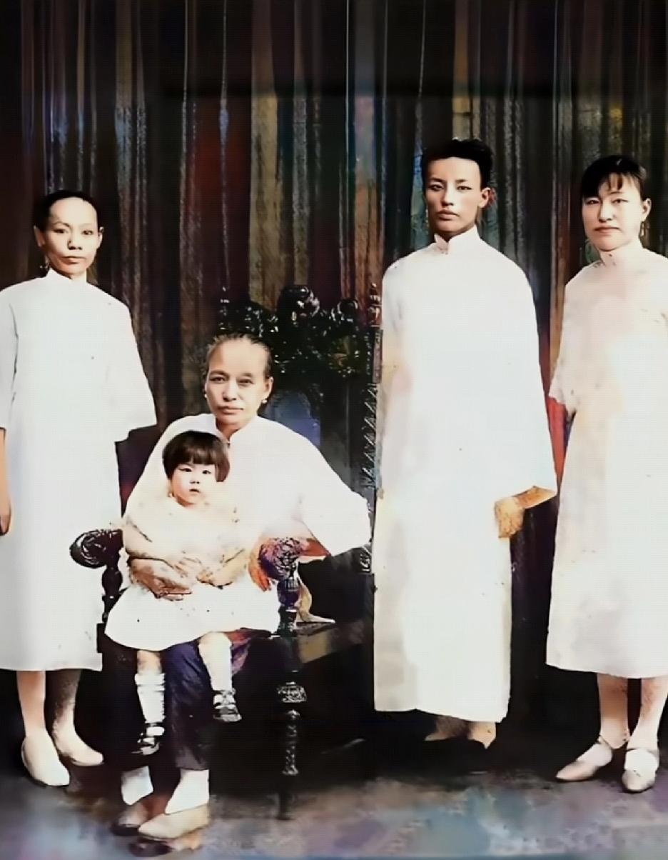 1927年，21岁的陈洁如站在赴美远行的前夕，与家人拍下那张合影。照片里，母亲吴