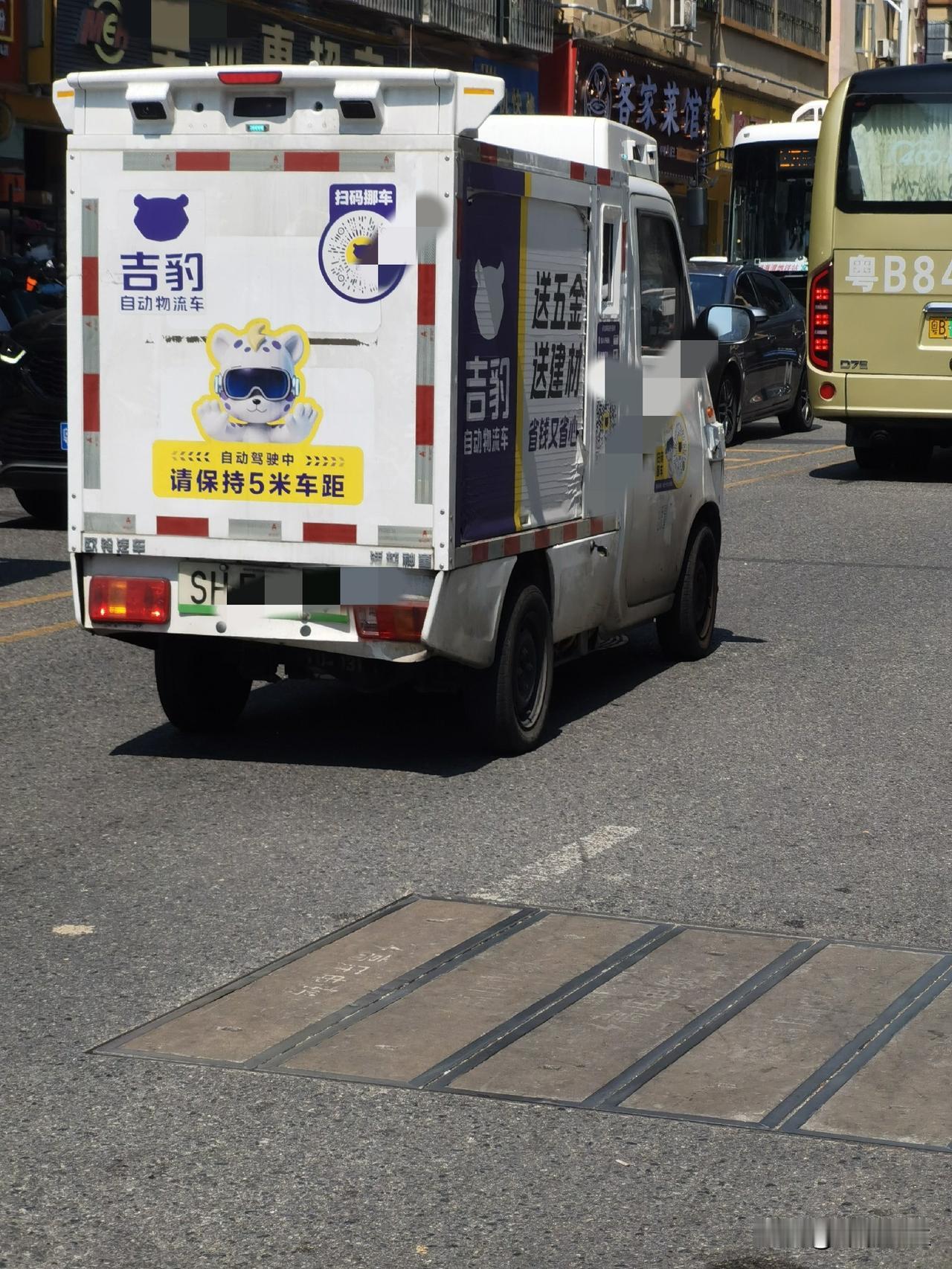 深圳街头惊现“豹师傅”！近日，有市民拍到多辆“吉豹自动物流车”穿行在深圳路面，车