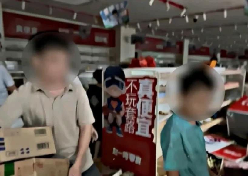 广东人比我们内陆人有钱，也玩0元购，怀集大水退去，当地群众跑到零食店抢东西，每个