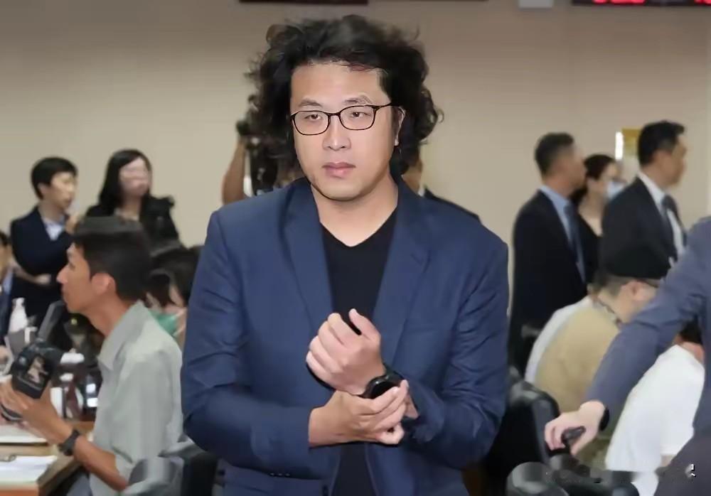 “大陆要通缉我，出岛就会被抓，我全家的生意都黄了！”这是11月4日台湾民意机构里