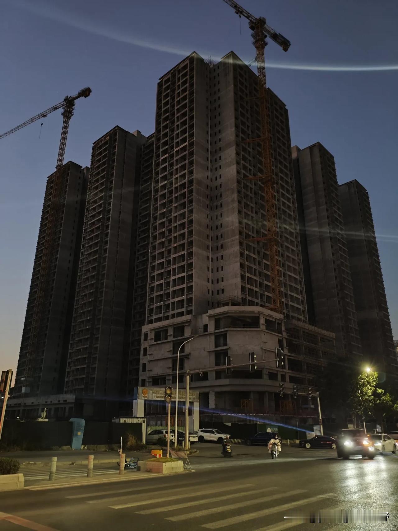 广州南沙金州地铁站旁的这片建筑，不知不觉间停工已经快有三年了吧。此处似乎是一个城