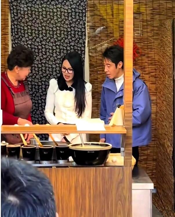 谁懂啊！撒贝宁和伊能静凑一块儿录节目，这组合我直接瞪圆眼睛！现在网上都吵翻了