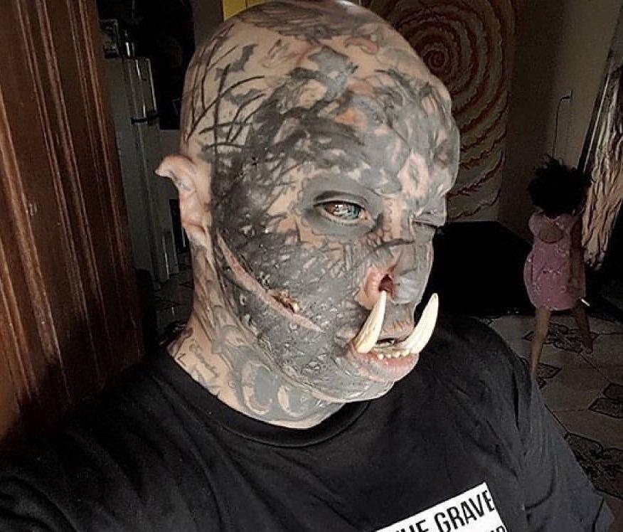 在巴西，一位纹身艺术家将他对《指环王》的热爱提升到了一个全新的高度，他在自己的下