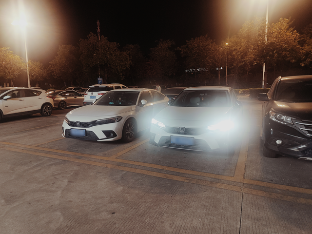 偶遇的兄弟去买瑞幸，遇到旁边有一辆就停在那里拍张照看看