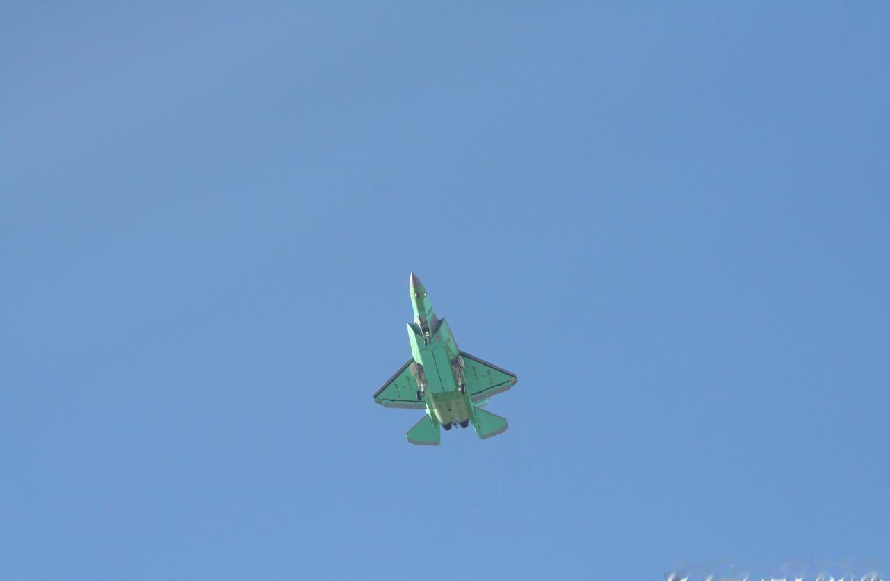 J35A空军型新年首飞美图[墨镜]J35系列开始大规模量产了，据传J35AE