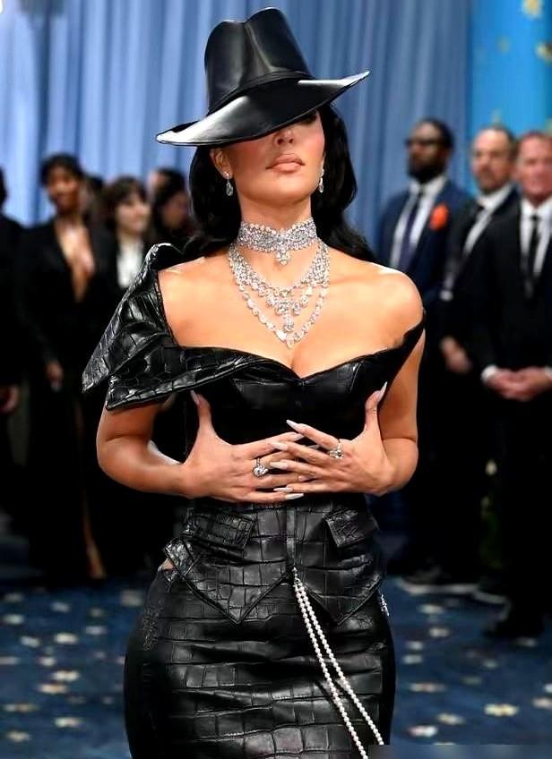 金姐这次是真拼了！差点摔进灌木丛。奥斯卡派对上，45岁的金·卡戴珊穿了一身G