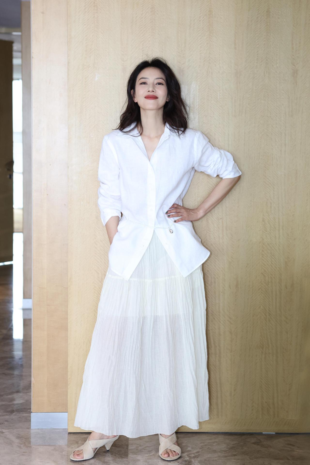太喜欢高圆圆这个造型了，白衬衫配白裙优雅又温柔！亚麻白衬衫松弛透气，腰间细腰带