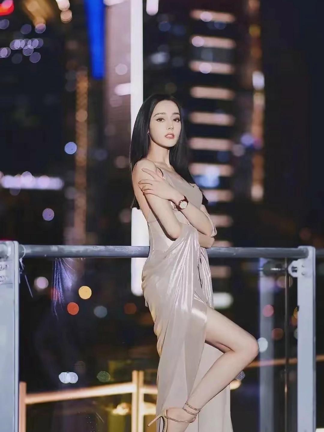 冷艳御姐迪丽热巴，这双腿简直是天花板[比心][赞]娱乐御姐大