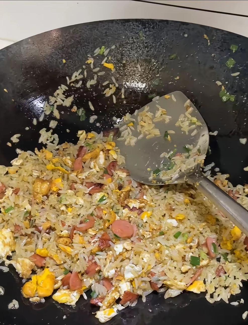昨晚接完我弟的电话，我到现在胸口都堵得慌。他说现在下班到楼下，看见家里灯亮着都犯
