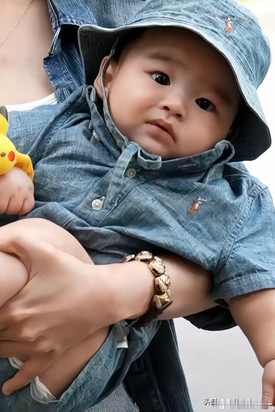 6个月小汪宝在公园看风景，马筱梅精心搭配了一套母子装，二人都穿牛仔服很时尚，看她