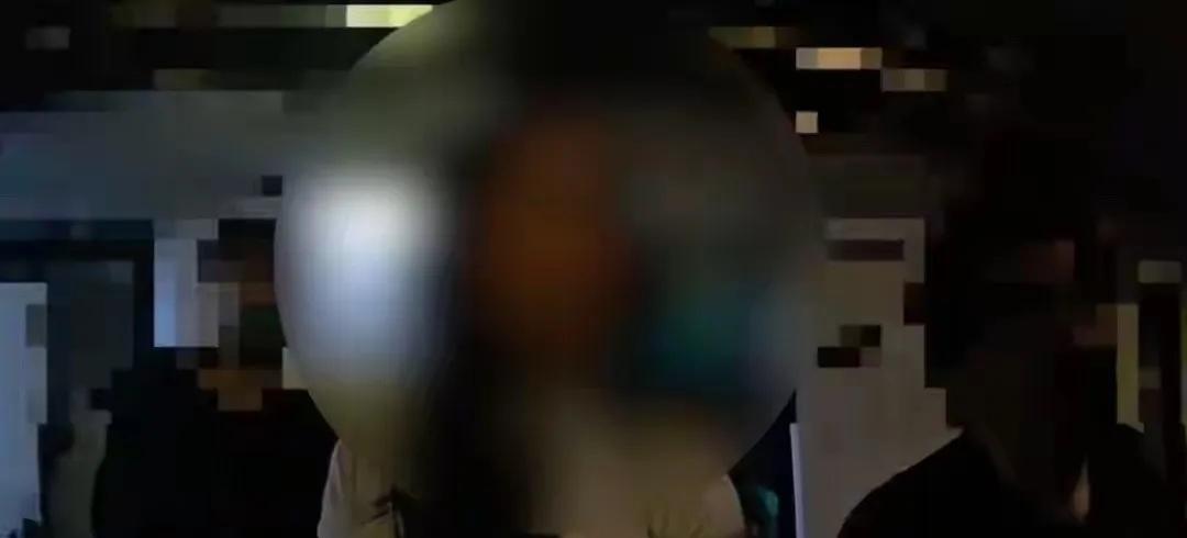 女主播凌晨公园办“粉丝祭”，当众开启直播“1女战8男”！这名26岁的女主