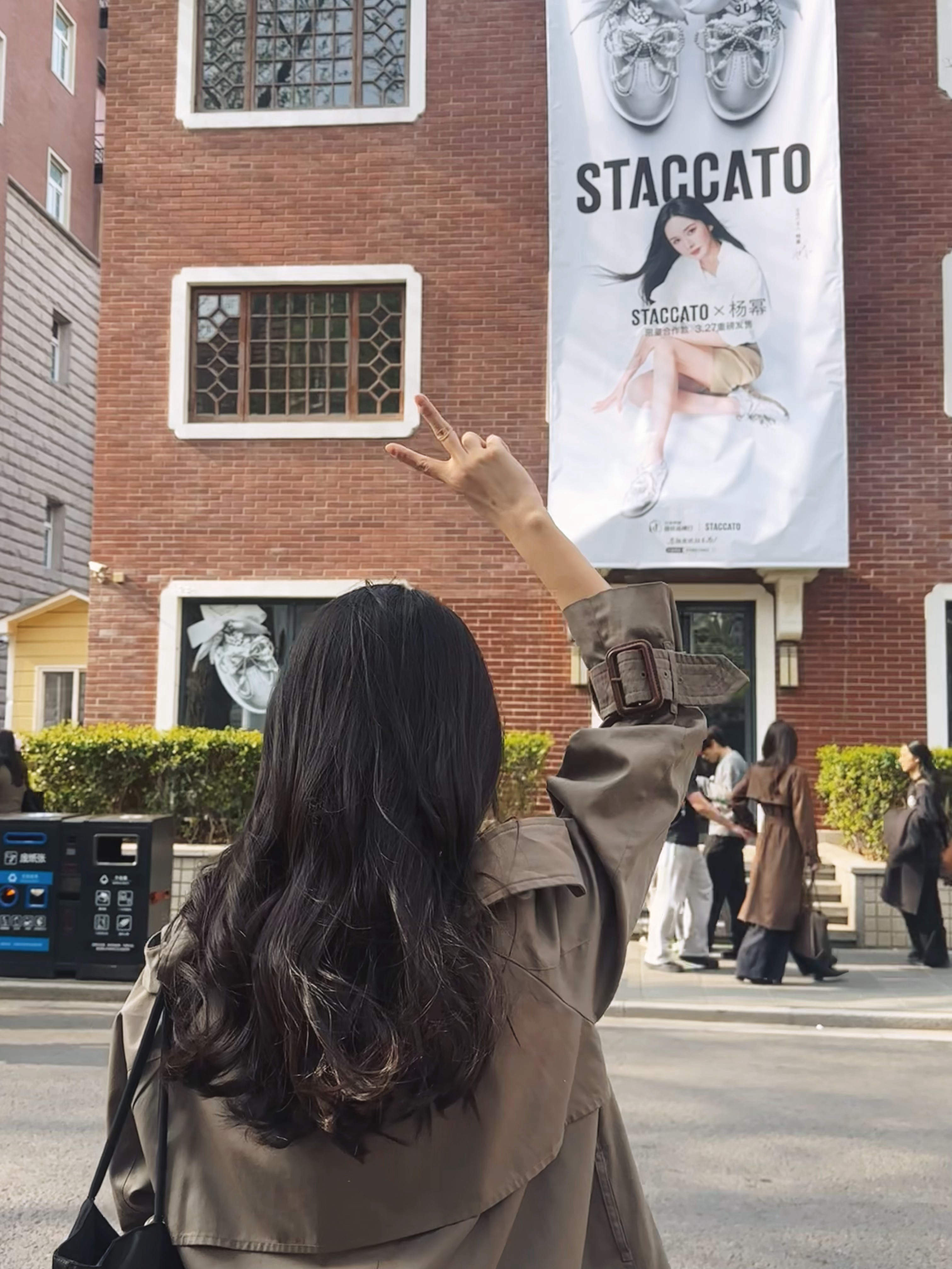 哇酷哇酷！来打卡上海安福路的杨幂痛街前后左右上下统统被杨幂包围的快乐思加图有心了