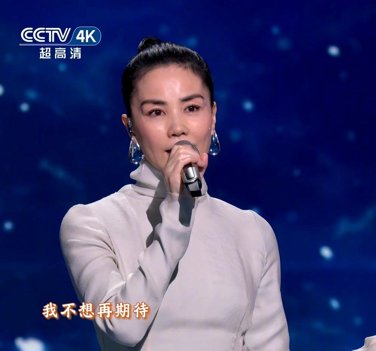 王菲戴的水滴耳环感觉又是爆款预定。去年虾片火成啥了[无奈吐舌]