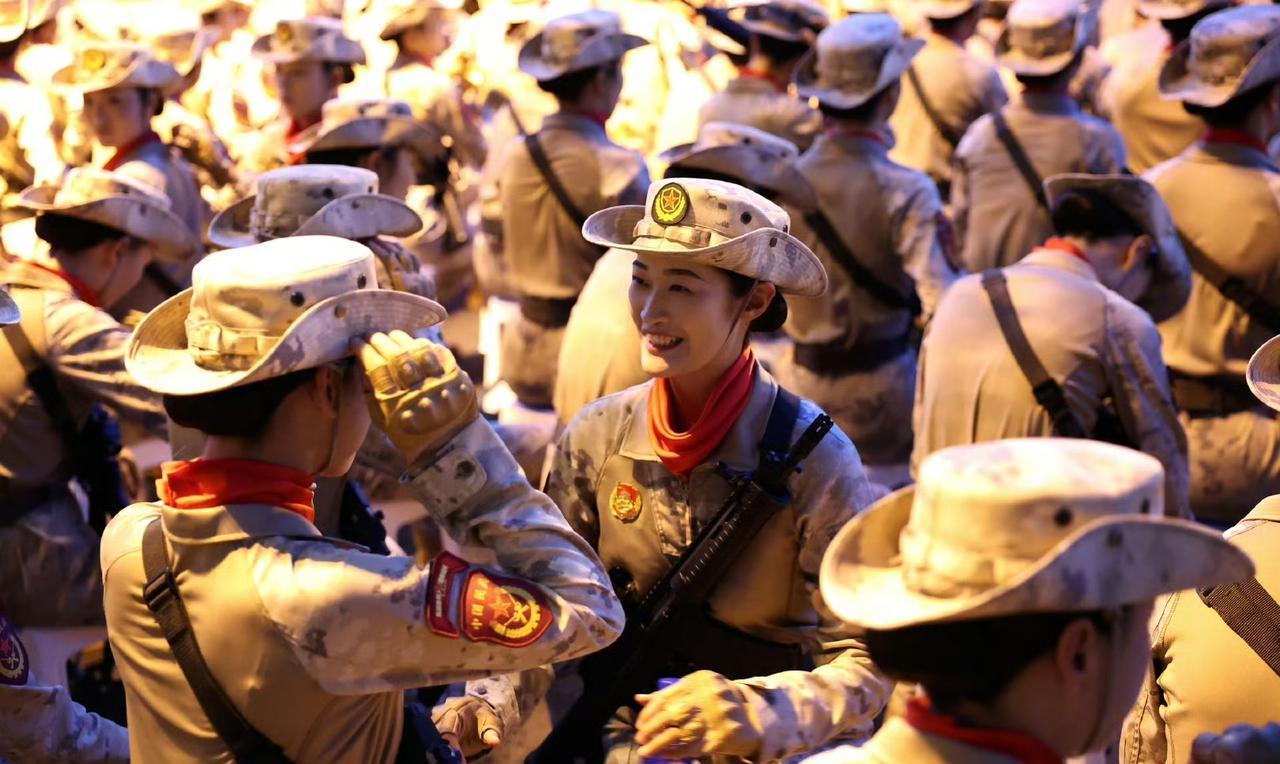 又看哭了！女民兵受阅前，大家互相整理戎装的画面曝光！原来她们的妆容和盘发还有戴
