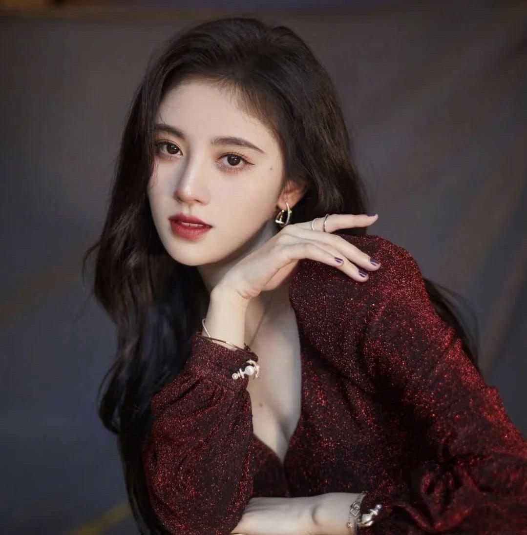 刷到鞠婧祎十年赚1.39亿、月固定工资25万的瓜，说实话我酸了，但也就酸一秒。