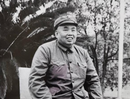 1955年，许世友得知自己授衔上将，开怀畅饮。酒酣时电话响起，大扫其兴，便不耐烦