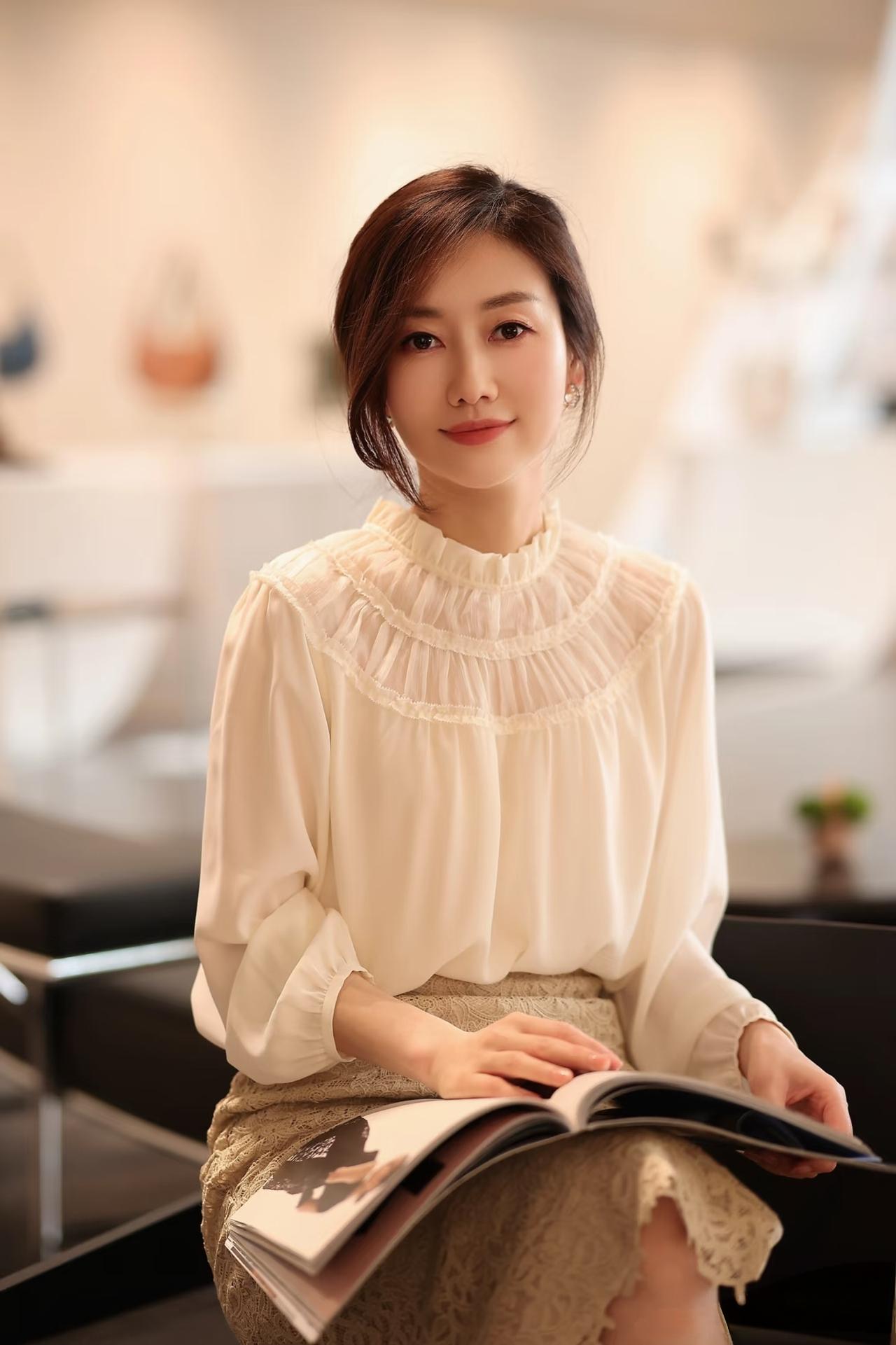 女生怎么穿搭会看上去很优雅白色的雪纺衬衫搭配杏色蕾丝及膝裙，非常优雅温婉的气质