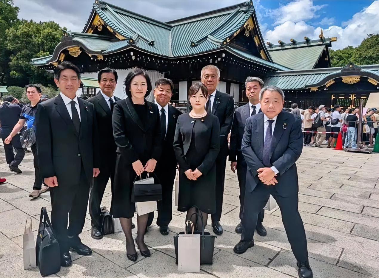 汉奸石平参拜靖国神社网友讽刺：站姿说明一切，你跪得最彻底，也得不到日本的喜欢。