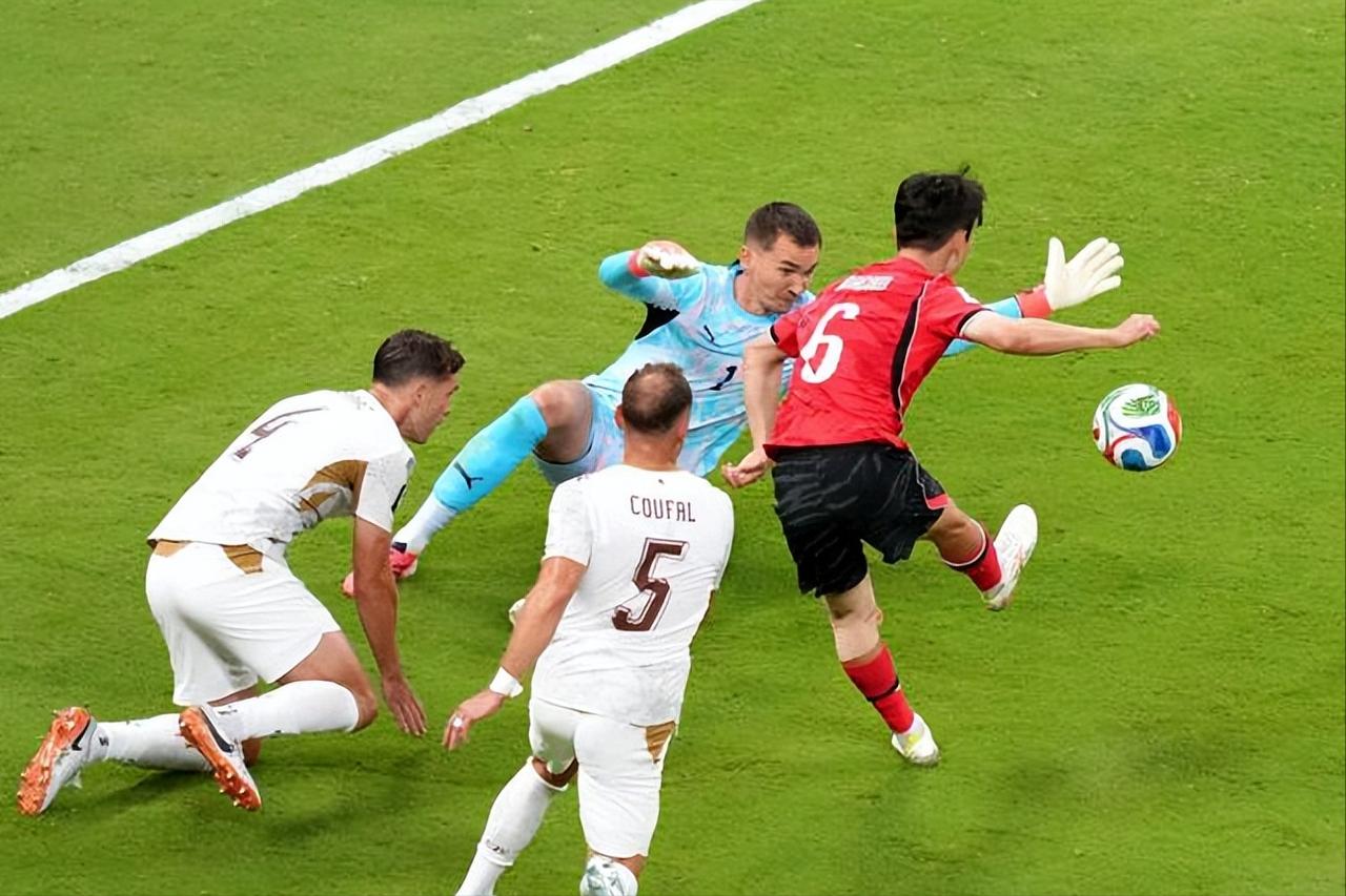 韩国2-1逆转捷克，评论区最高赞不是"韩国牛"，是"中国队哪个组"。你品品。