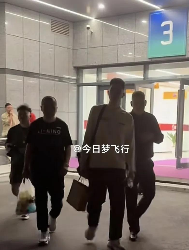 朱俊龙赛后走路一腐一拐，令人担忧！今晚总决赛G1战，广厦主场14分输北京，雪上