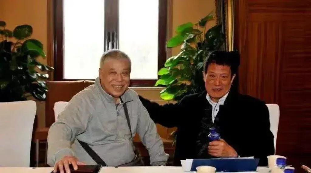 前一天还在沈阳飞机厂的办公室里核对军工图纸，第二天就被塞进绿皮火车的闷罐车厢，没