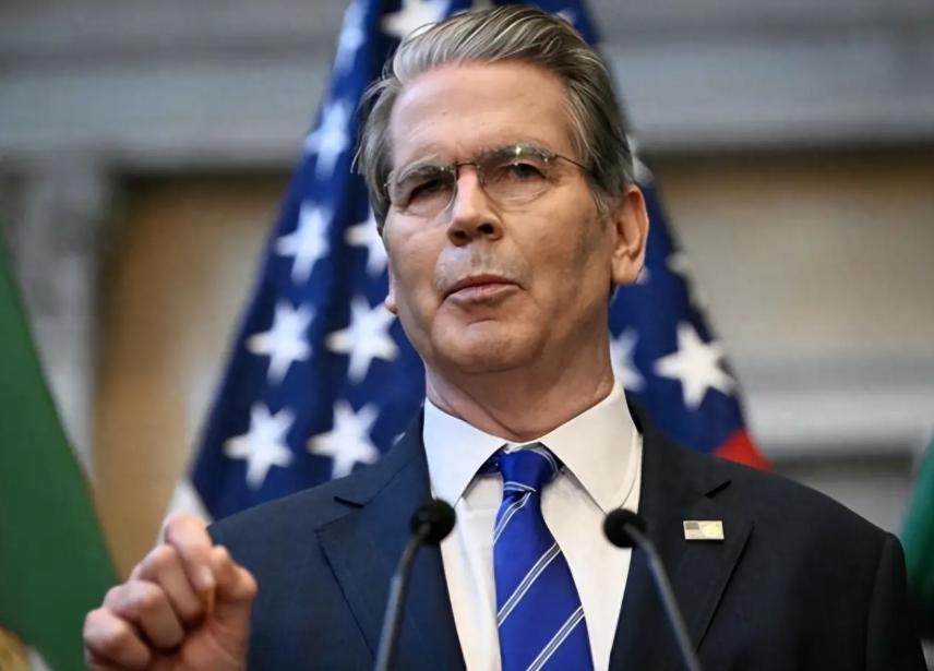 美国已经确认，世界可以让美国去称霸，但中国不在美国的世界范围内。贝森特表示，中国