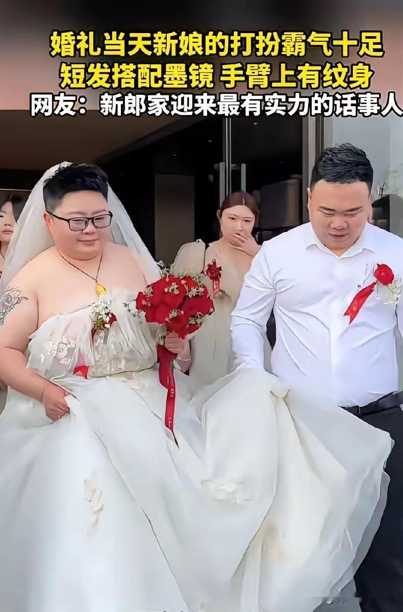 近日，在江苏举办的一场婚礼中，所有人都以为会看见一袭白纱配温婉长发的传统新娘，却