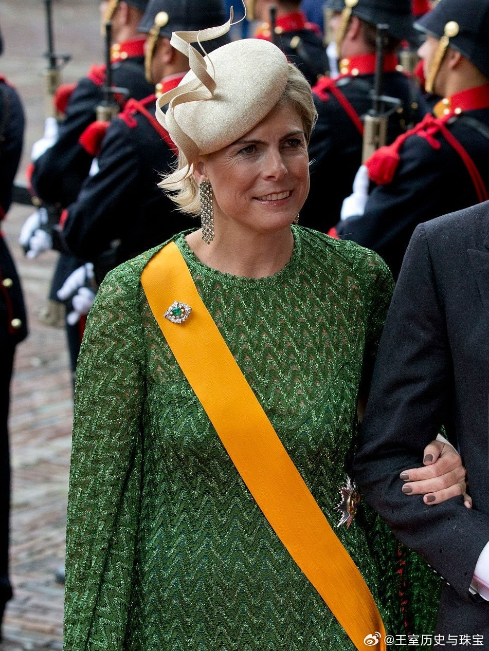 珠宝荷兰王室的祖母绿钻石胸针，制作于19世纪末至20世纪初，胸针主石是方形祖母