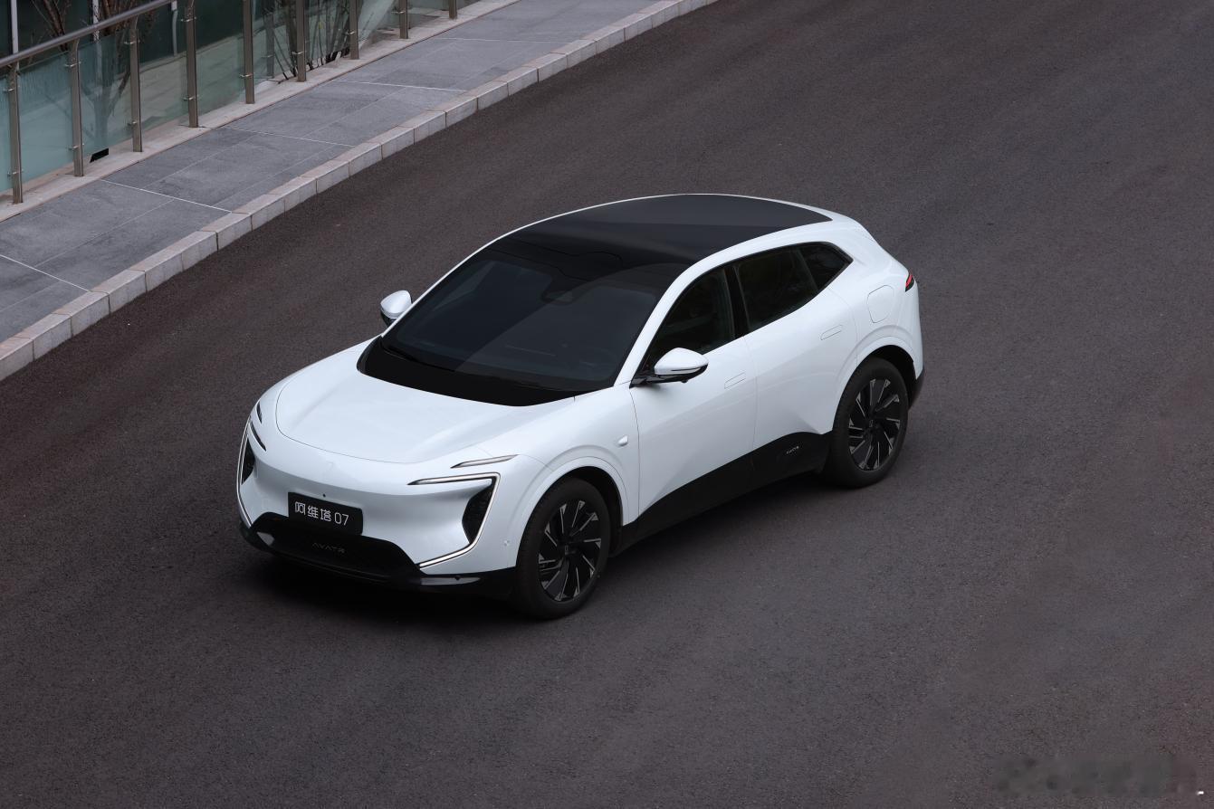 我一直觉得阿维塔最近的车型都很可惜。要颜值有颜值，要性价比有性价比。华为、宁德、