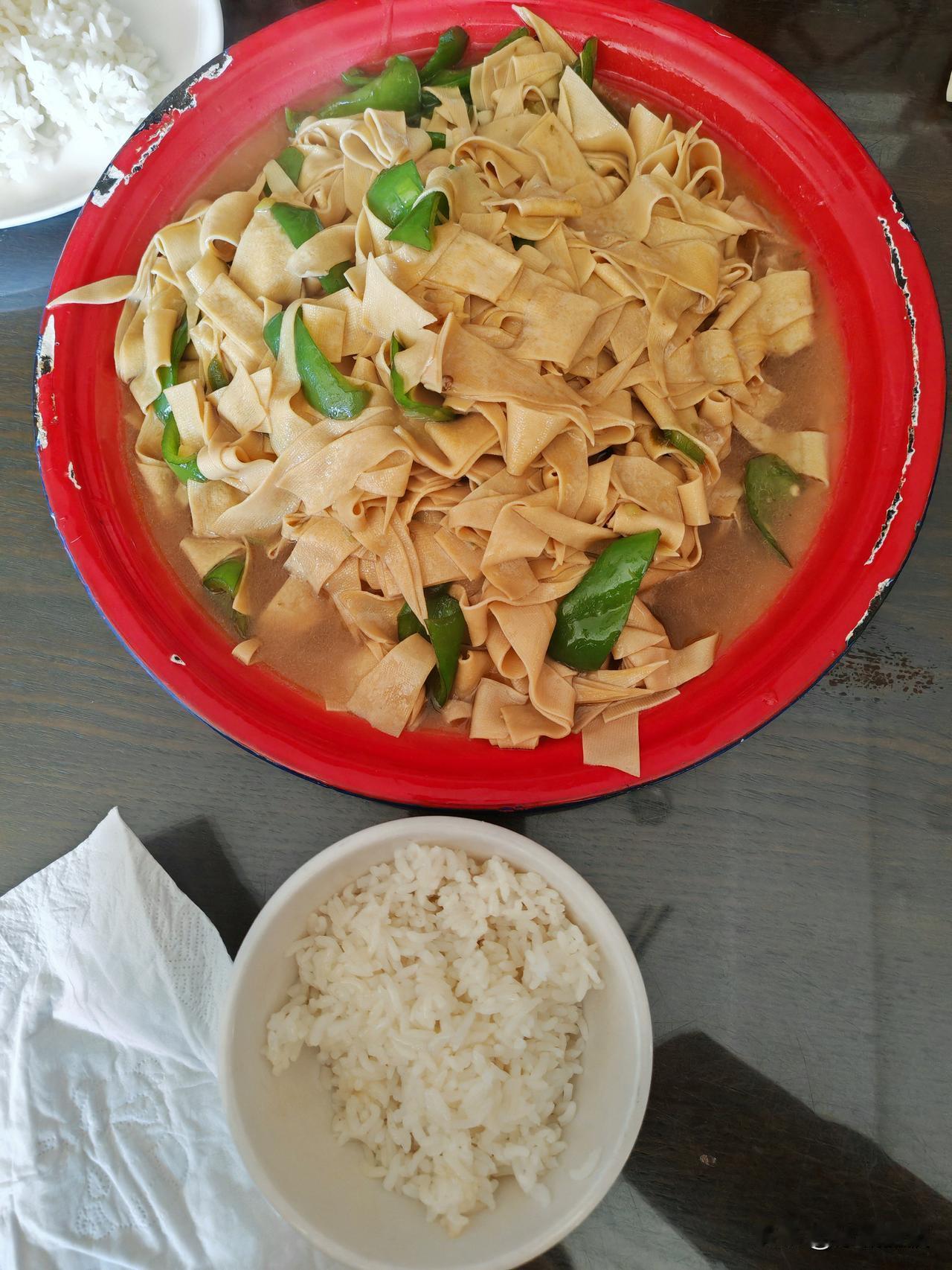回厂里取鸡蛋路过饭店点了个尖椒干豆腐，太多了一半都没吃掉，东北菜码就是大一盘菜四