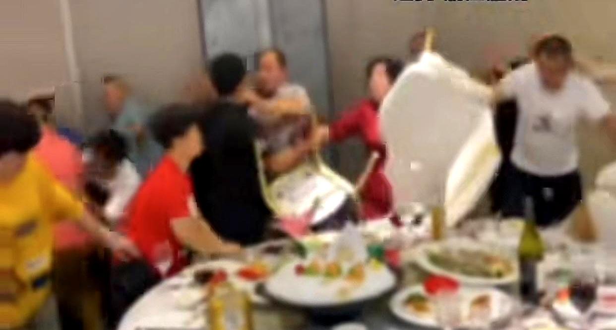 婚宴当场砸盘子！舅妈叉腰骂新娘“单亲没教养”，就因敬酒时她上了趟厕所？