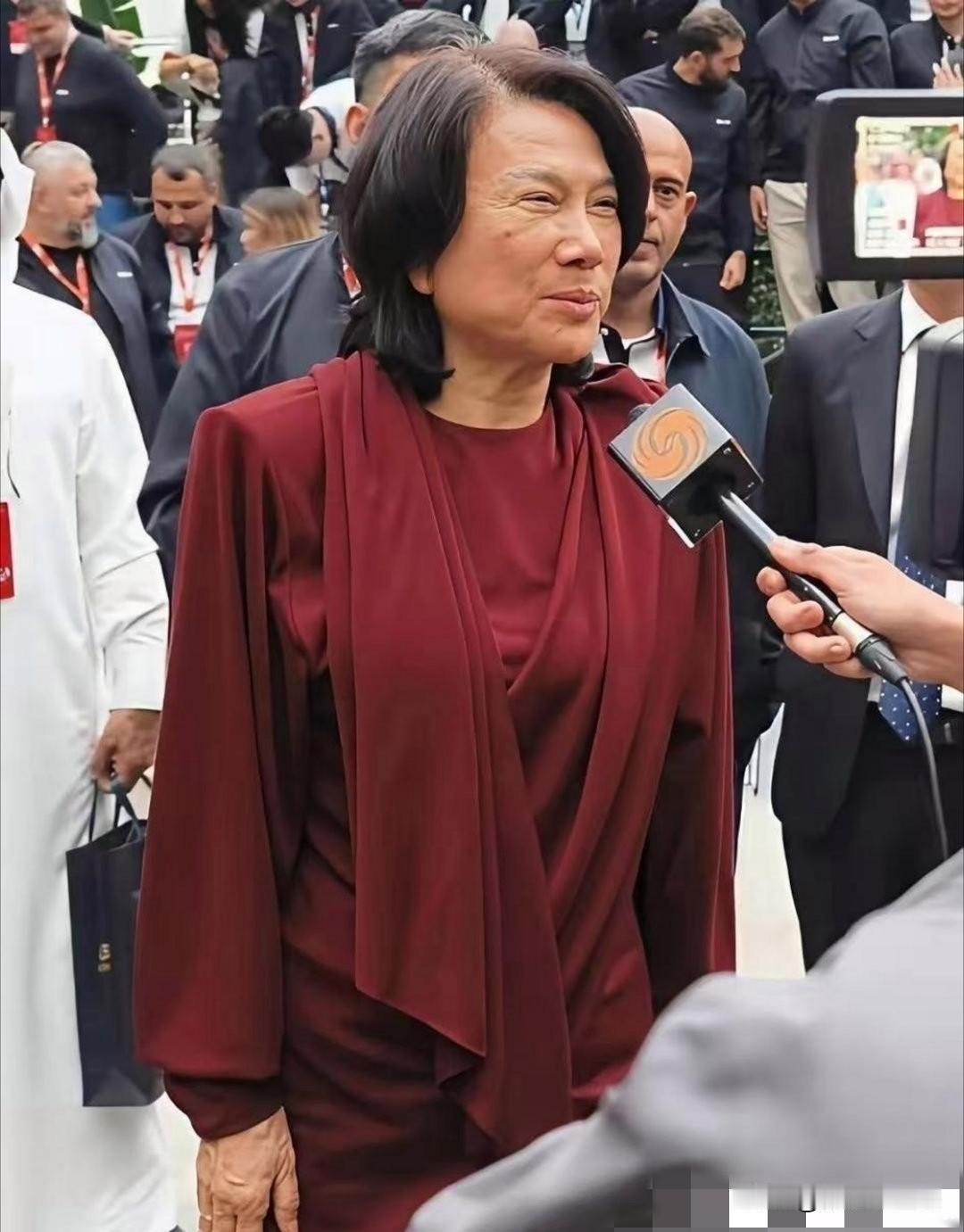 主持人问董明珠，你朋友圈里都是马云，王健林，刘强东这些大佬，平时都聊些什么呀？