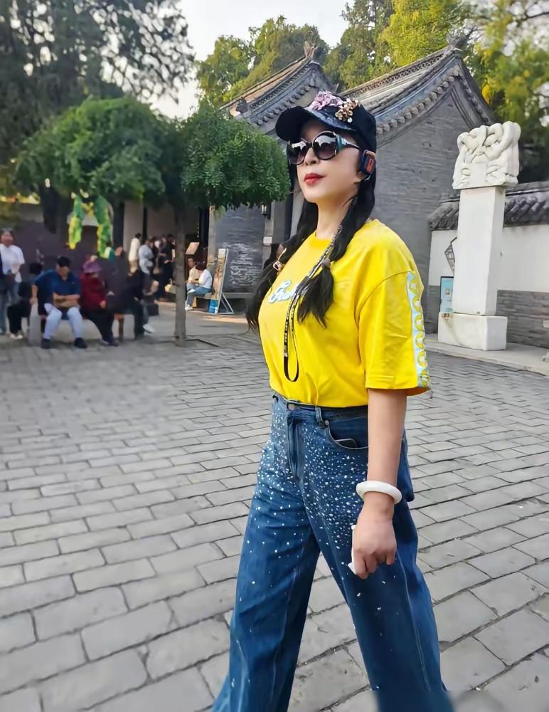 别再说刘晓庆多大多大年龄了，刘晓庆哪里像70多岁的样子？刘晓庆最近发图，上身着鹅