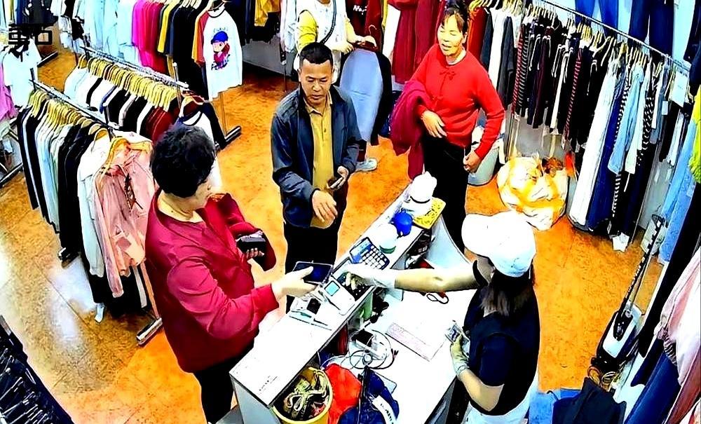 全红婵一家9口人，曾白住她大伯家二楼多年，分文不取。就在前几天，她又陪着全